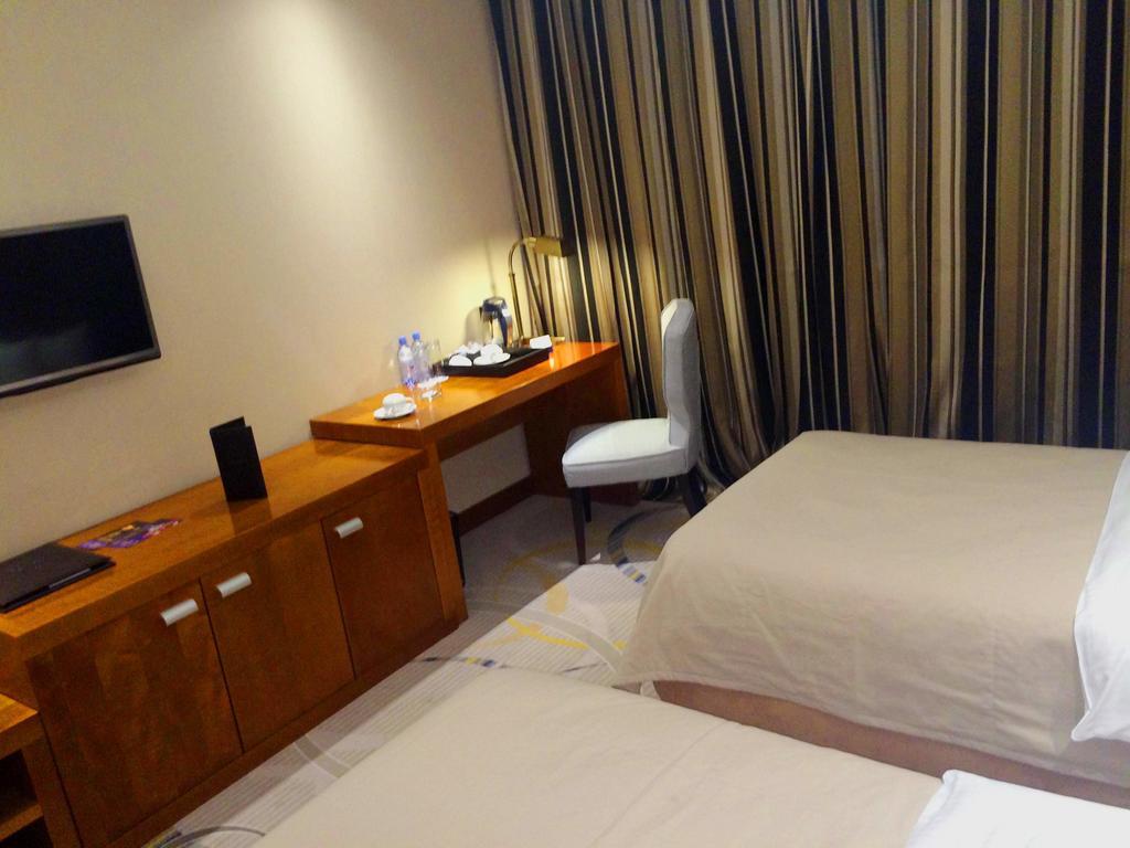 Royal Plaza Hotel And Casino Kapčagaj Pokoj fotografie