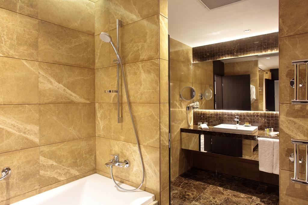 Royal Plaza Hotel And Casino Kapčagaj Pokoj fotografie